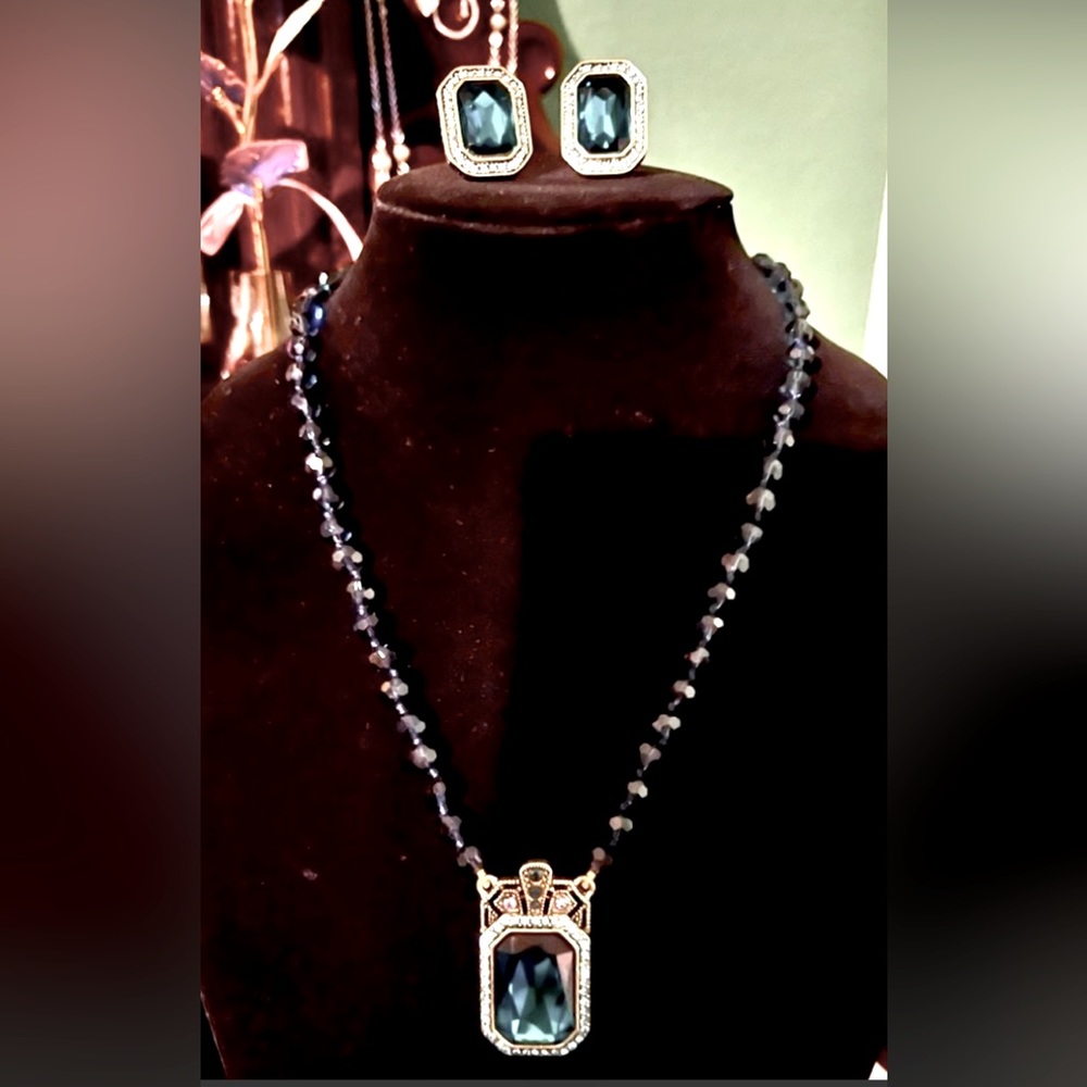 ❤️Heidi Daus Black Crystal Necklace and Matching Earrings.